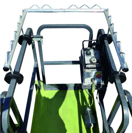 高所作業車の手摺挟まれを「TUKAMAN」でSTOP！