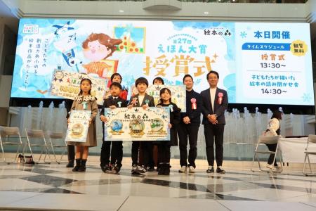 読書離れ・書店減少の中で、幼少期から親子で一緒に本