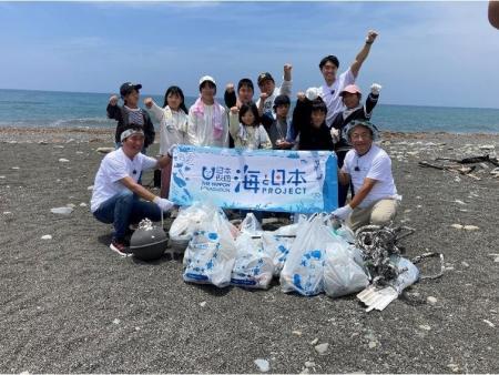 お笑いコンビ「ツーライス」、室戸の小学生と海岸清掃