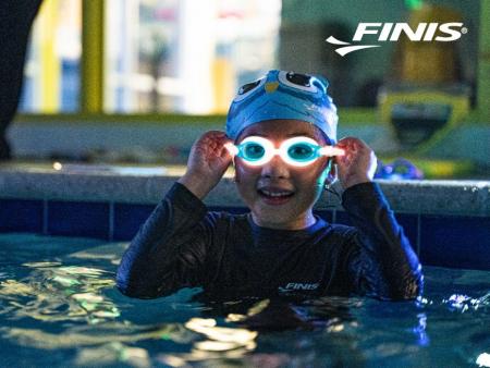 FINIS、暗闇で光る！ナイトプールで一際目立つ！遊び