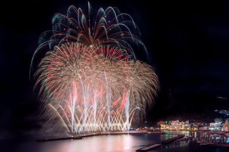 【夜空と海に咲く大輪の華】熱海海上花火大会7月25日