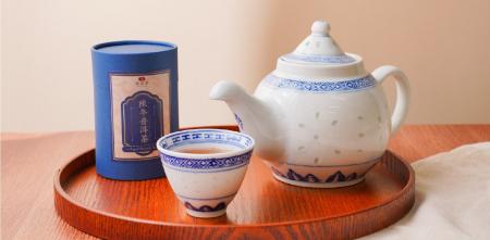 YouTuberロン毛メガネが香港伝統茶器「青花玲瓏」と熟