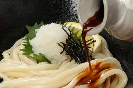 小豆島の”生木桶しょうゆ”で味わう、讃岐うどんの極み
