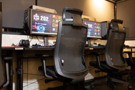 話題のeSportsカフェ「AIM池袋本店」ZOWIE ZONEにAIMc