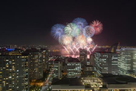 横浜・みなとみらいの夏夜を満喫。花火を望む20階テラ