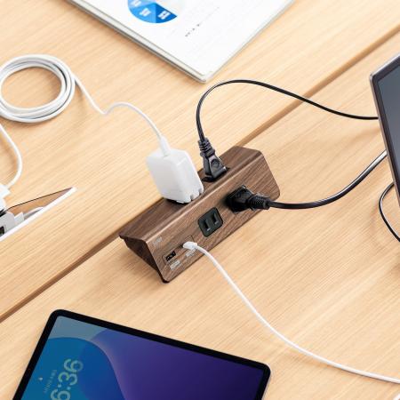 クランプでガッチリと机に固定できる！Type-C & USB A
