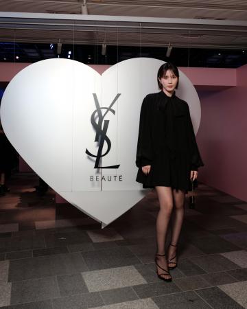 「YSL ラブシャイン」のポップアップイベント「YSL BE