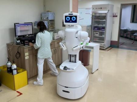 台湾企業の鴻海科技グループと看護師補助ロボッutf-8
