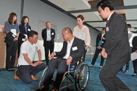 【東急ホテルズ】全国40ホテルのスタッフが“車いすで