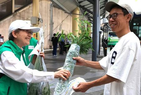 七夕を前にJR高槻駅前で間伐材のササを無料配布