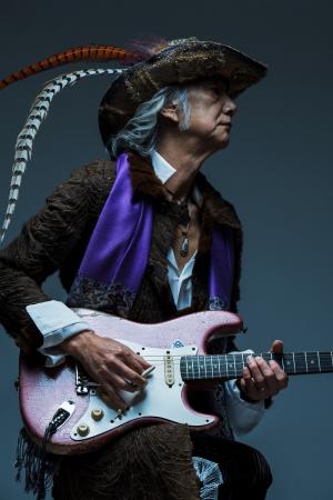 伝説的ギタリスト、Charの古希を記念する日本武道館公