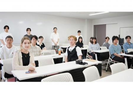フランス人留学生と共に「クソどうでもいい仕事」とい