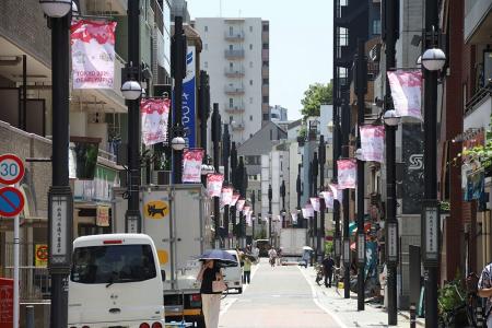 品川区、商店街などの街路灯にデフリンピック啓発フラ