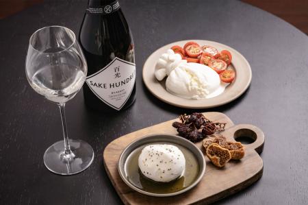 出来たてフレッシュチーズ×日本酒ブランド「SAKE HUND
