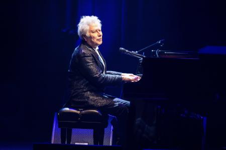 ディズニー音楽の巨匠、アラン・メンケンの半生と名曲