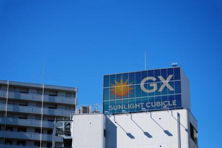 発電しながら映像を映す電子看板「サンライトキュービ