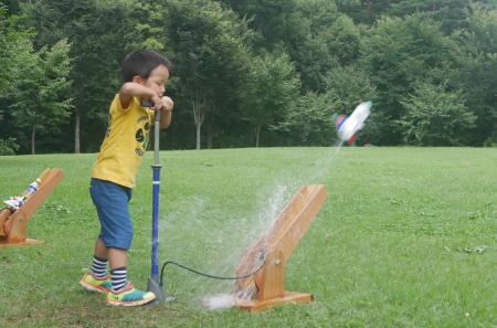 夏休み科学実験教室「ペットボトルロケットづくり」・