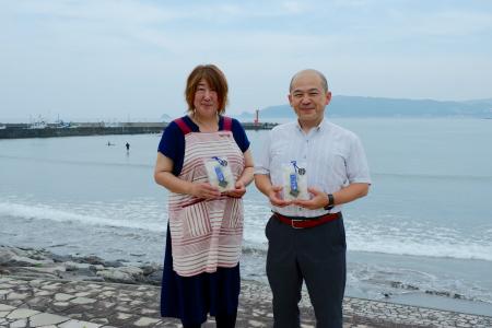 伊東の和菓子店「石舟庵」が宇佐美港のしらす漁師「美