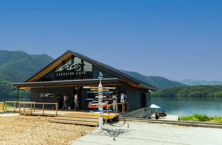 「ao LAKESIDE CAFE」と「Hakuba Zekkei Sauna “ao”」