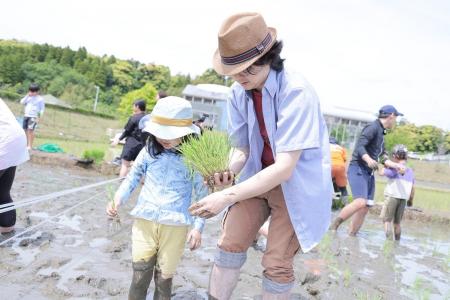 都会の親子500名、泥んこになって笑顔の花咲く！アン