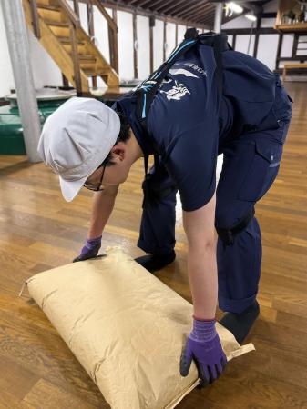 麒麟山酒造がマッスルスーツを導入し、業務改善へ