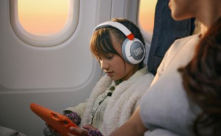 ノイズキャンセリング搭載、アプリ管理で子どもの耳を