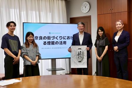 奈良の学生団体「Nara Boosters」と連携し、提灯の灯
