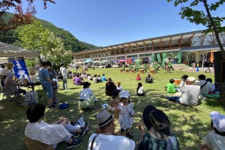 暑い夏に雪が降る!?真夏に雪遊び場が登場!!〈道の駅　