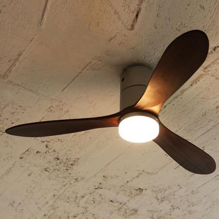 印象的なブレードは天然木。「Modern Collection LED