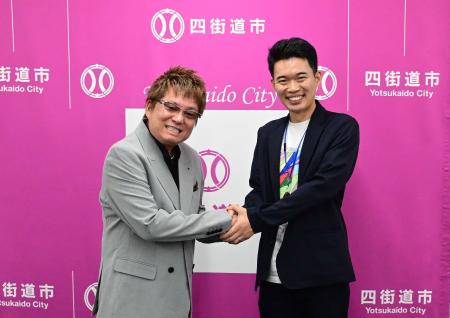 ものまね芸人の花香 よしあきさんが市長を表敬訪問し