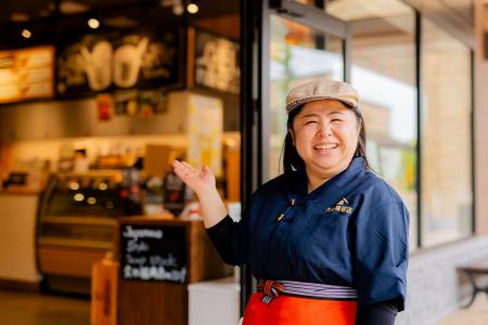 巨大アウトレットモールで活躍するスタッフを紹介する