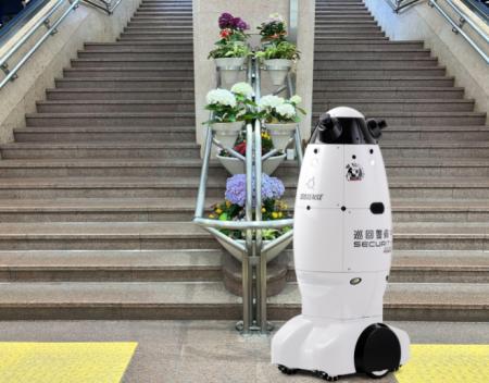 さんちかにて警備ロボット「SQ-2（エスキューツー）」
