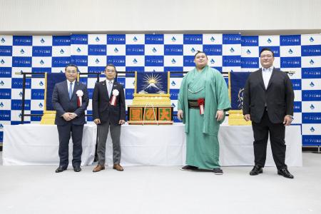 横綱・大の里関に“富士山×風神雷神”の化粧廻しを贈呈
