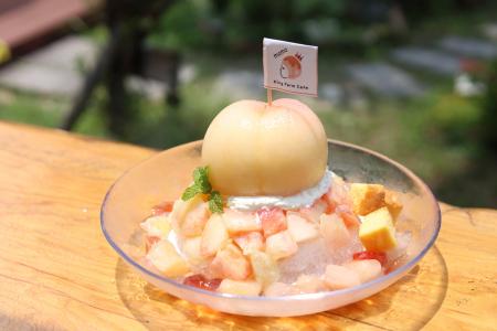 まるごと１玉の桃がどーん！たっぷり３玉分使用した贅