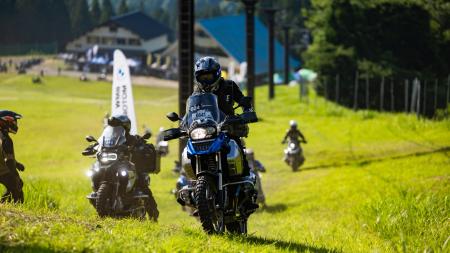 「わかさ氷ノ山スキー場」緑のゲレンデにGSライダー集