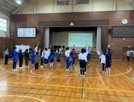駿台、新潟県・粟島浦村の小中学校でドローン体験授業
