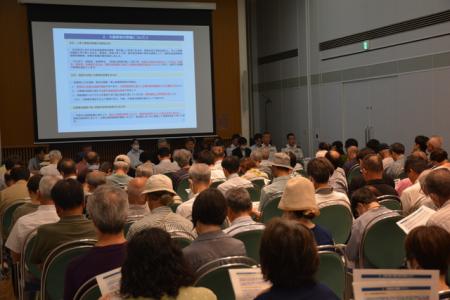 祝園分屯地火薬庫建設での住民説明会で質問する住...