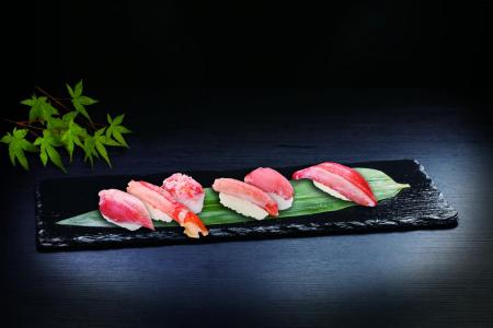 “本ズワイガニ”や“丸ズワイガニ”の盛り合わせなutf-8