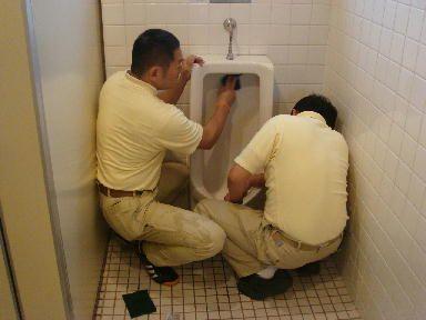 公衆トイレの清掃に励む知的障害