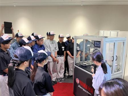 浜松城北工業高校へ産業用ロボットを寄贈