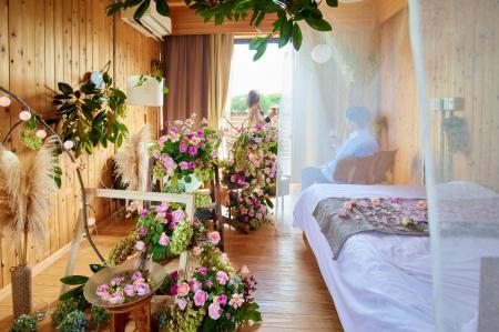 【1日1組限定】芳醇な香りのバラと園内の花々で贅沢に
