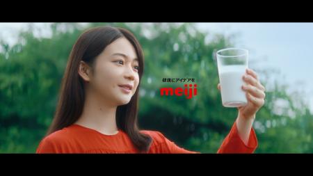 白鳥玉季さんが生乳の今と未来を見つめる　meiji コー