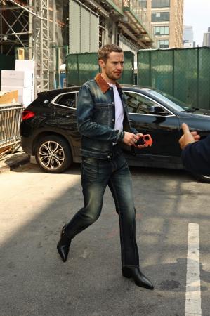 【McQueen】ジョセフ・クインがマックイーンを着用