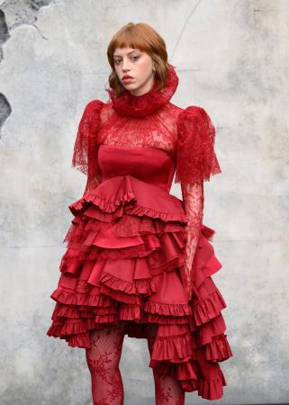 【McQueen】リリー・ニューマークがマックイーンを着