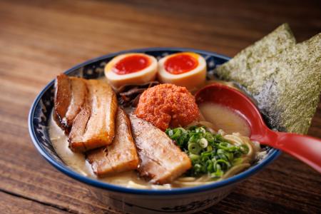 【濃厚にして鮮烈、豚と小麦の真髄】濃厚豚骨ラーメン