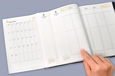 1年を２冊に分冊で軽量化。折りたたみ式月間ページで