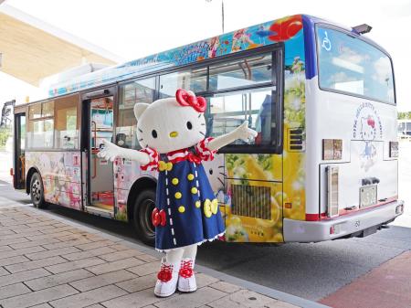 初日の出発式では、ハローキティがサプライズ登場 大