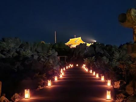 【鬼押出し園】灯篭の灯りが導く静かな祈りの道