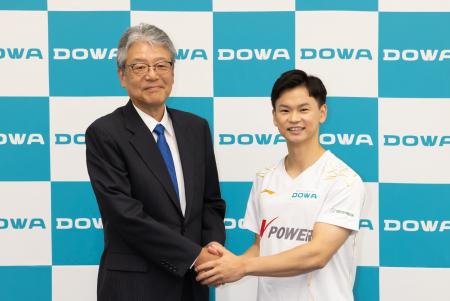 プロバドミントンプレイヤー　渡辺 勇大選手とスポン