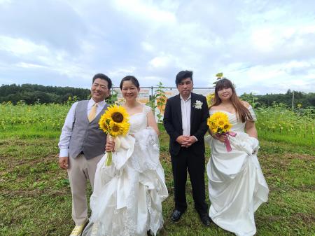 福島県田村市のひまわり畑に囲まれて愛を誓う「ひまわ